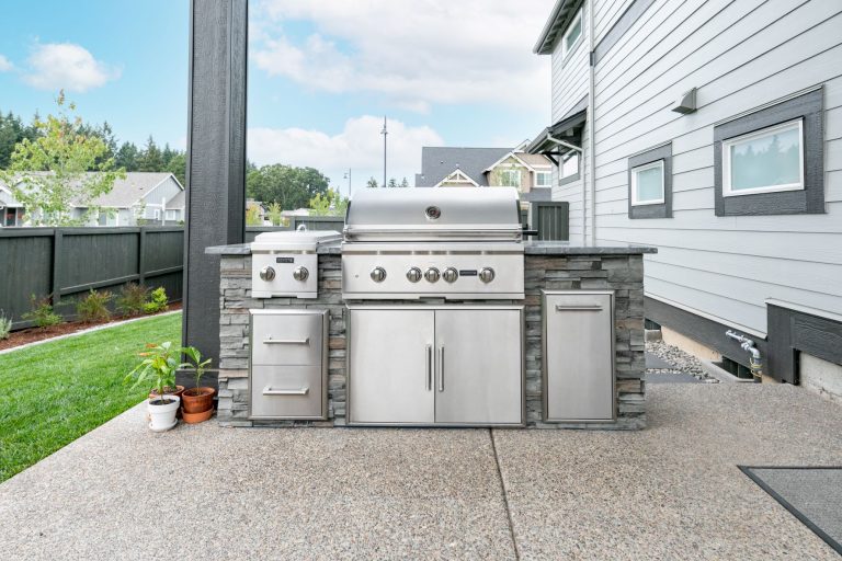 How To Choose the Right Built-in Grill for Your Outdoor Kitchen?